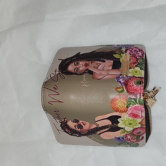 Nicole Lee credit card holder. New design. - Picture 8 of 10